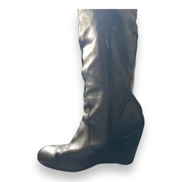 Black leather tall boots with zipper enclosure - Picture 3 of 6